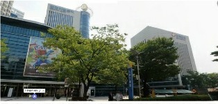 한전아트센터 앞 도보 길